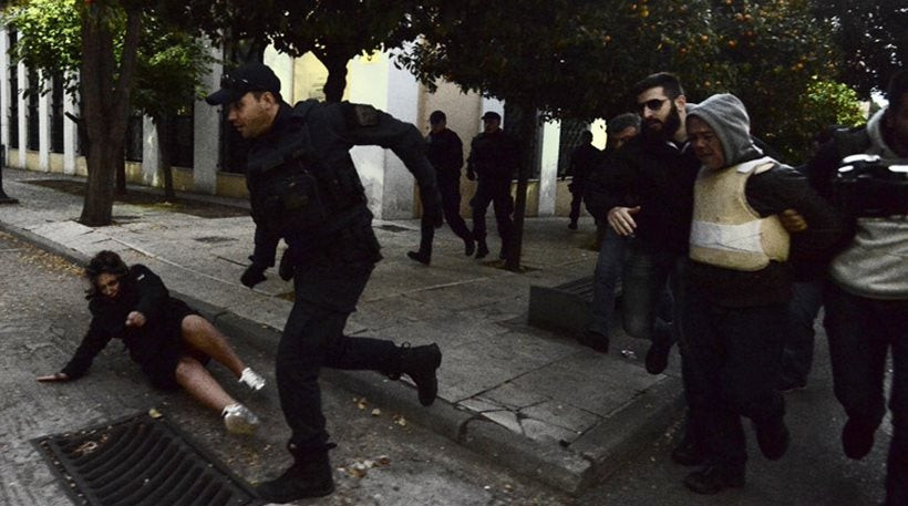 Τέσσερις διμοιρίες των ΜΑΤ φυγάδευσαν τον 58χρονο δολοφόνο της Δώρας Ζέμπερη (εικόνες, βίντεο)